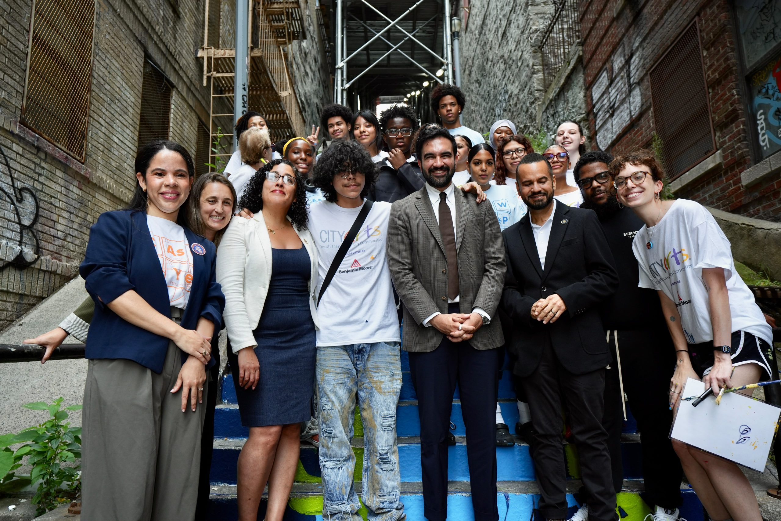 CASWINC_NYCYOUTH_MAYORZOHRANMAMDANYVISITSSYEPWORKSITE_BRONXMURALPROJECTS